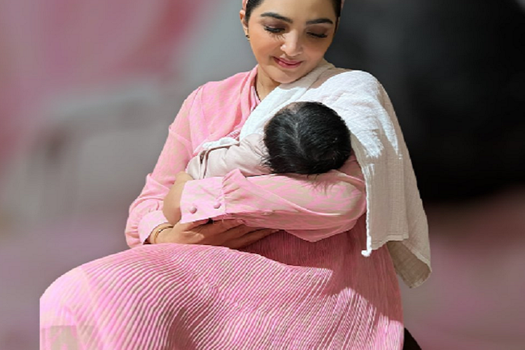 Ashanty Gendong Cucu Pertamanya, Warganet Gagal Fokus ke Rambut Baby A