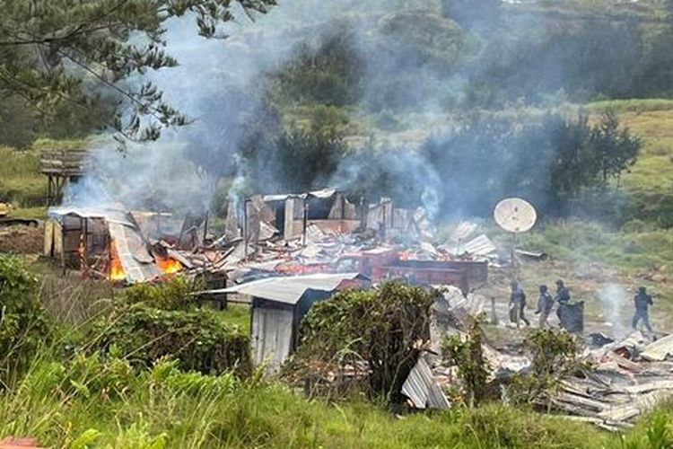 Makin Menjadi, KKB Bumi Hanguskan Rumah Warga dan Tembaki Personil TNI-Polri di Kabupaten Puncak Papua