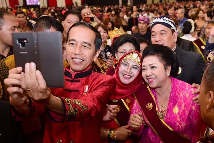 Benarkah Jokowi Melanggar Protokol Kesehatan saat Menghadiri Perayaan Imlek? Simak Faktanya di Sini