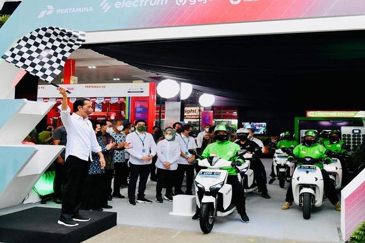 Jokowi Luncurkan Pengembangan Ekosistem Kendaraan Listrik, Berharap RI jadi Produsennya