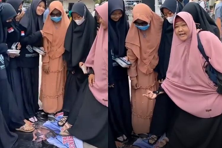 Viral, 8 Wanita Berhijab Injak Foto Menag Yaqut Cholil Sambil Mengacungkan Jari Tengah