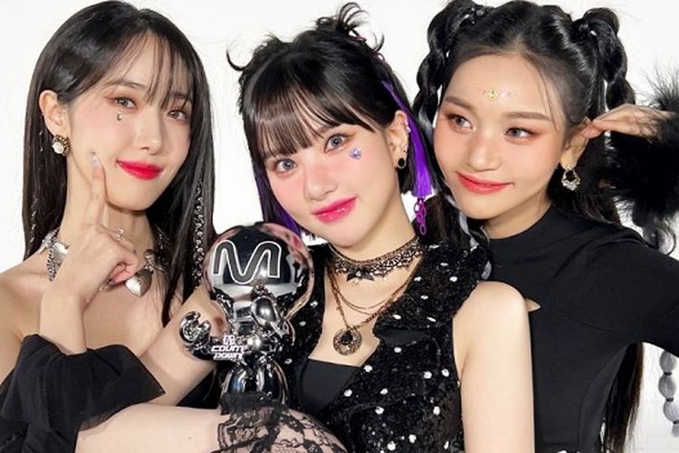 Pecah Rekor, VIVIZ Jadi Girl Grup Tercepat yang Raih Trofi Kemenangan Sejak 8 Hari Debut