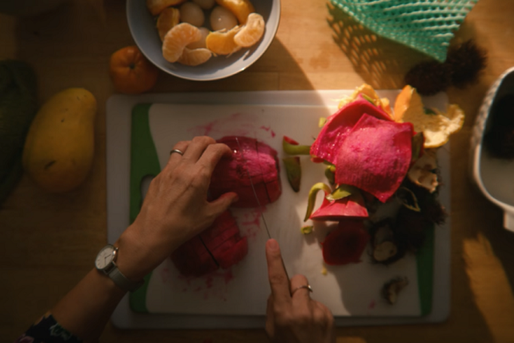 Mom Cut Fruit, Lagu yang Menggambarkan Love Language-nya Asian Parents
