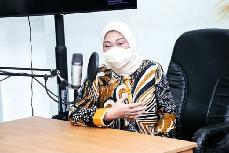 Dibuat Pusing oleh Istana, Rocky Gerung Sebut Menaker Ida Fauziah Buta Huruf dengan Perintah Konstitusi