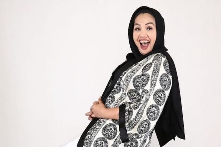 Tingkah Fuji yang ‘Sok Seleb’ Langsung Direspon oleh Elly Sugigi: Agnez Mo Aja Masih Say Hello Lewat Depan Aku