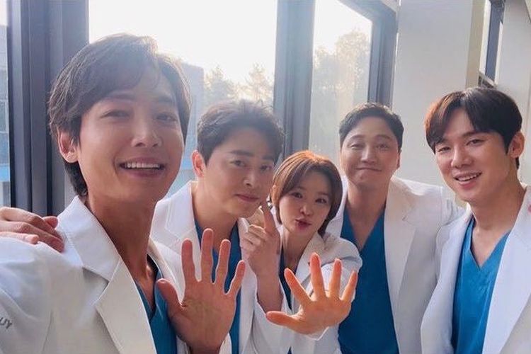 Pemain Hospital Playlist Ramai-ramai Unggah Foto, Kemungkinan akan Ada Hospital Playlist Season 3