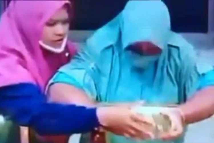 Ini Tampang Ibu dan Anak di Lumajang yang Mencuri Gelang Emas di Toko Emas Gampang Jaya 1 Pasirian