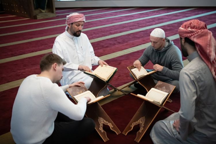 Al Quran Surah At Takwir Ayat 1 Sampai 10 Lengkap dengan Terjemahan Bahasa Indonesia