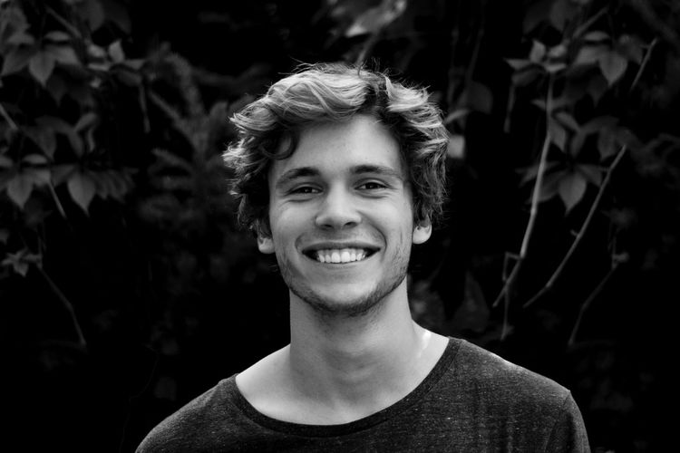 [Fiksi Mini] Senyum Itu Dulu Milikku