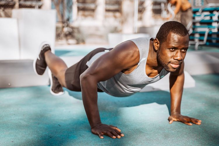 Pandemi Covid-19 Bikin Tak Bisa ke Gym? Coba 3 Gerakan Ini di Rumah Agar Tetap Bugar