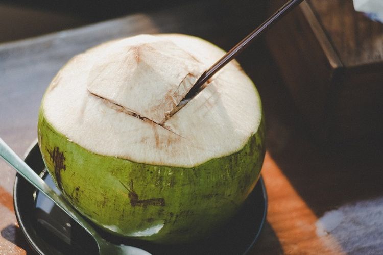 Manfaat Minum Air Kelapa saat Berbuka Puasa Ramadhan, Bisa Jinakkan Kolesterol dan Jadi Penawar Racun