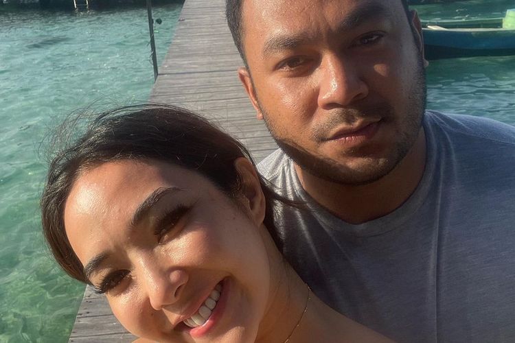 Gisel Unggah Foto Mesra Bareng Seorang Pria, Netizen Salfok: Kirain Bebi Romeo