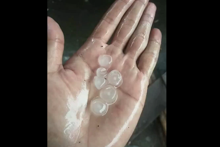 Hujan Es Disertai Angin Kencang Melanda Sleman dan Magelang