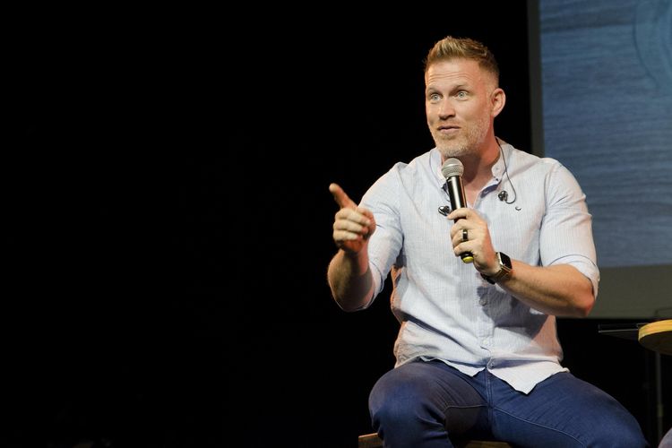 Sering Takut Tampil di Depan Umum? Simak 7 Tips Dasar Jago Public Speaking Ini