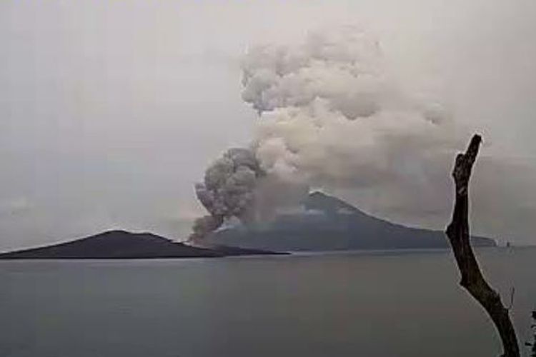 Anak Krakatau Kembali Erupsi, Tinggi Kolom Abu Setinggi 800 Meter di Atas Puncak, Status Gunung: Waspada