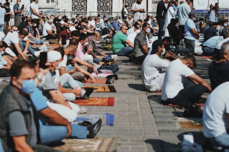 Niat Shalat Idul Fitri untuk Imam dan Makmum, beserta Bacaan Latin dan Artinya