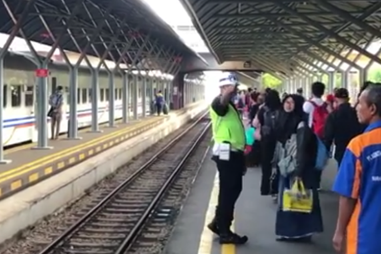 H-2 Lebaran Idul Fitri 2022, KAI Berangkatkan 16.300 Pemudik di Stasiun Gambir