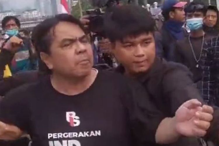 Sosok Misterius Pengeroyok Ade Armando Terekam CCTV, Polisi Buru Pria Bertopi Hitam