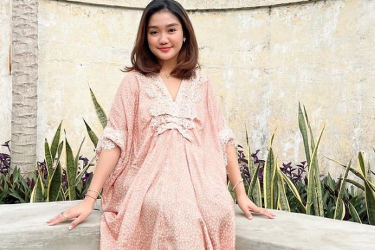 Dipeluk Mesra Ayah, Chandrika Chika Panen Hujatan dari Netizen: Baru Aja Lebaran Udah Nambah Dosa