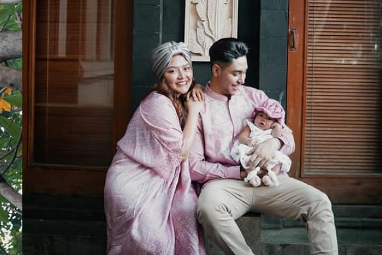 Krisjiana Baharudin Suami Siti Badriah Momong Sang Buah Hati, Netizen: Idaman Banget