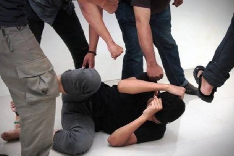 Viral! Aksi Pengeroyokan Sekelompok Remaja kepada Seorang Remaja lainnya di Cimindi, Cimahi, Bandung