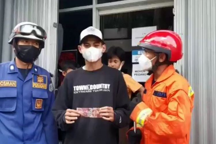 Petugas Damkar Jakarta Timur Bantu Evakuasi Uang Rp100 Ribu Milik Warga yang Jatuh di Gorong-Gorong