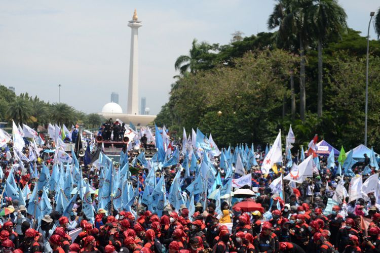 Bawa 18 Tuntutan, Massa Buruh Beraksi di DPR RI dan Gelora Bung Karno