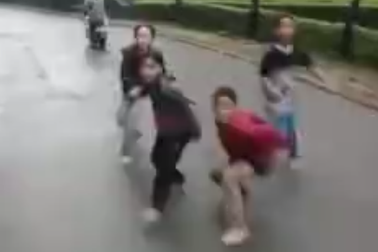 Viral, Aksi Nekat 4 Bocah Hadang Truk yang Melintas di Kawasan Bintaro, Warganet: Cari Mati itu Bocil