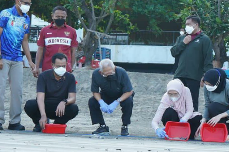 Ma’ruf Amin dan Istri Wury Ma’ruf Amin Melakukan Pelepasan Tukik atau Anak Penyu di Pantai Kuta Bali