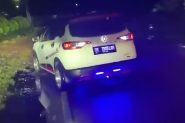 Pria Ini Diduga Ditodong Stun Gun Gegara Tegur Pengemudi yang Pakai Lampu Tembak Mobil