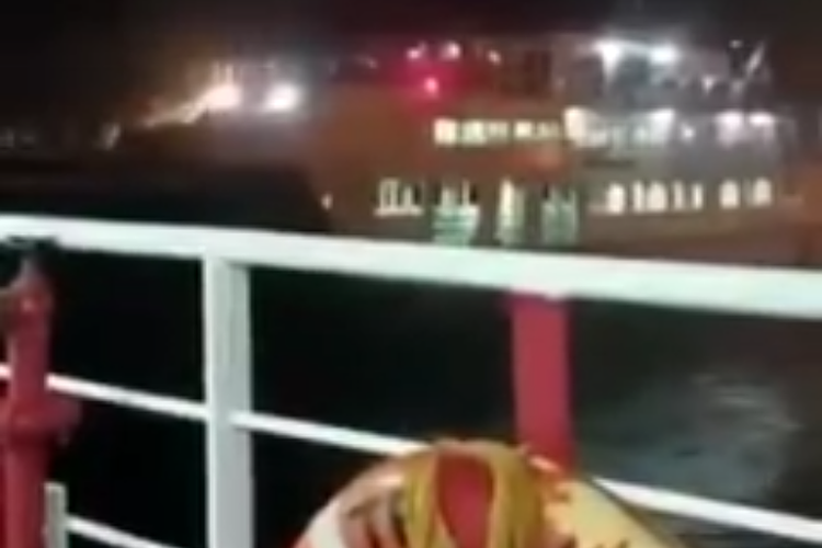 Dua Kapal Penyebrangan di Selat Bali Tabrakan, Insiden Tersebut Terekam CCTV