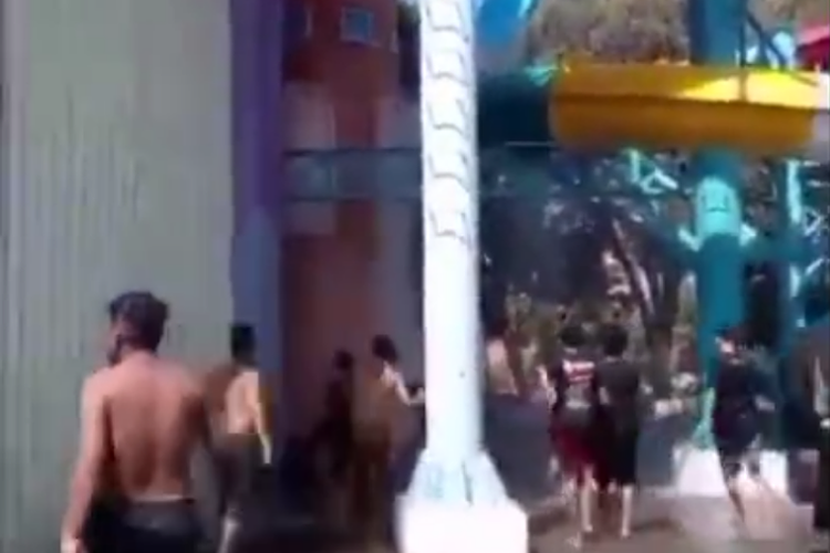 Seluncuran Air di Kenpark Surabaya Ambruk, 16 Orang jadi Korban