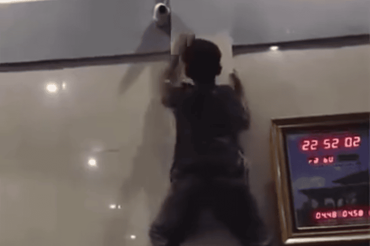 Tingkah Konyol Bocah Memanjat CCTV Masjid Lalu Meringis, Warganet: Tokek Jaman Now