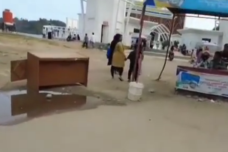 Viral! Masuk dan Salat di Kawasan Masjid Terapung Carocok, Sumbar harus Bayar Karcis Rp5.000