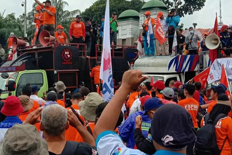 Peringati Hari Buruh 1 Mei, Massa Buruh Geruduk Gedung KPU