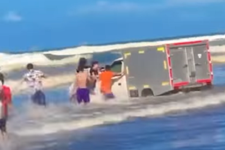 Sebuah Mobil Box Nyaris Meluncur ke Laut Lepas, Netizen Berang ke Suara yang Menertawakan