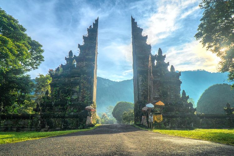 Turis Asing Berpose Tanpa Busana Menodai Kesucian di Bali, Ni Luh Djelantik: Bali Tidak Perlu Turis Sampah!