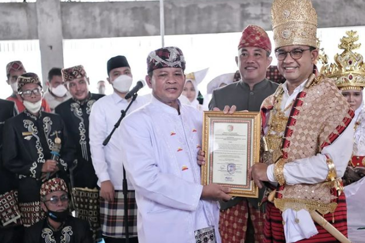 Terima Gelar Kehormatan dari Federasi Adat Marga Empat Tubaba, Anies Kenang Indonesia Mengajar Pertama