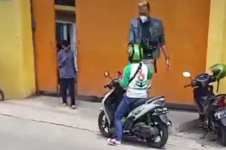 Heboh! Viral Pria Costumer Ojek Online dengan Tinggi Badan di Atas Rata-Rata
