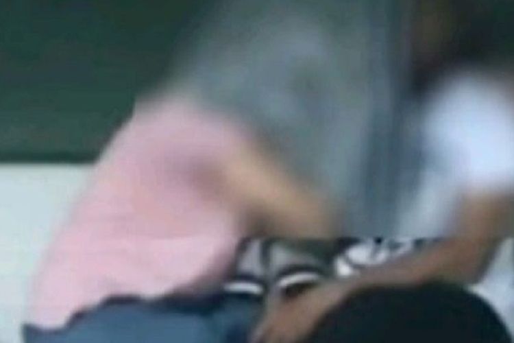 Dua Sejoli Mesum di Atas Mobil Bak saat Jalanan Macet, Duh Tingkahnya Bikin Gemes