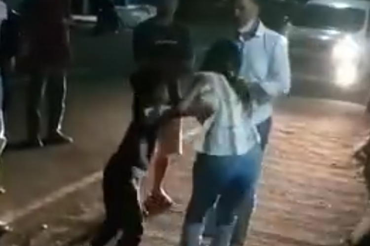 Viral, Wanita Ini Teriak-teriak Histeris di Pinggir Jalan Tak Mau Diajak Pulang oleh Anaknya yang Masih Kecil