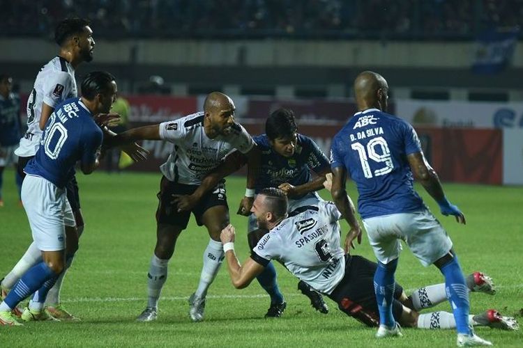 Deretan Keputusan Wasit dalam Laga Persib Bandung vs Bali United yang Dinilai Kontroversi