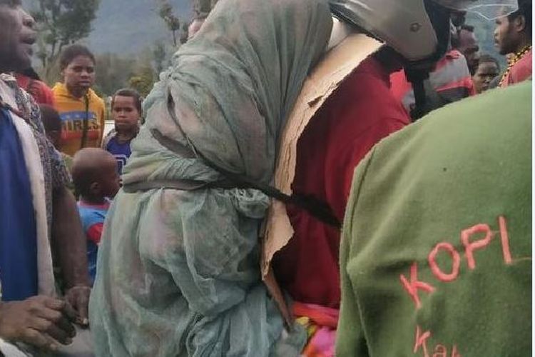 Miris, Jenazah Pendeta di Papua Diantar dari Timika ke Hitadipa dengan Cara Diikat dan Dibonceng Pakai Motor