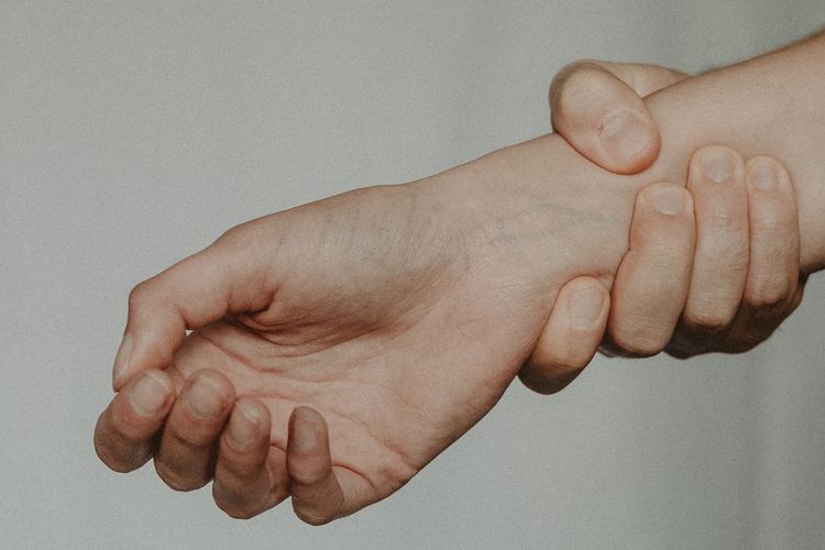 Awas! Ini 5 Tanda Pacarmu Seorang Control Freak, Salah Satunya Suka Mengkritik