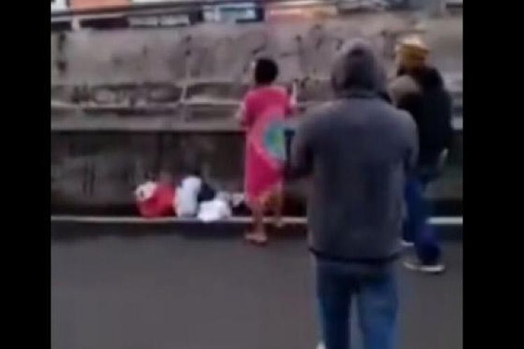 Ibu Rumah Tangga di Tambun Tertangkap Tangan Buang Sampah di Pinggir Jalan Raya, Kini Berujung BAP