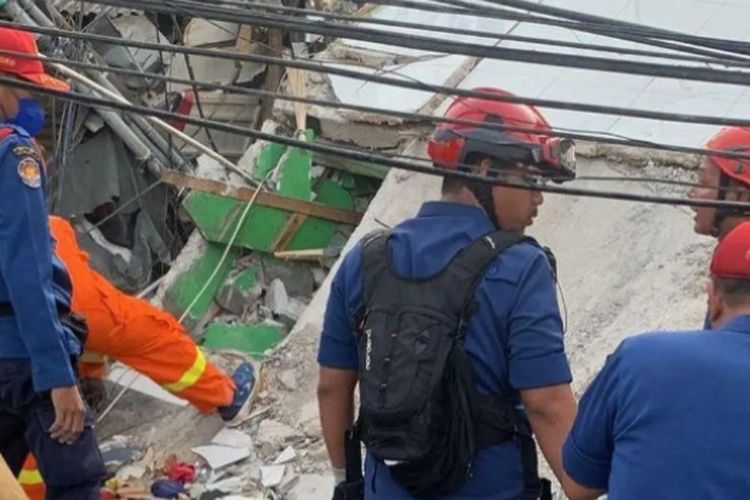 Begini Kondisi Pasca Bangunan Roboh di Johar Baru, Petugas Evakuasi Korban dan Selidiki Penyebabnya