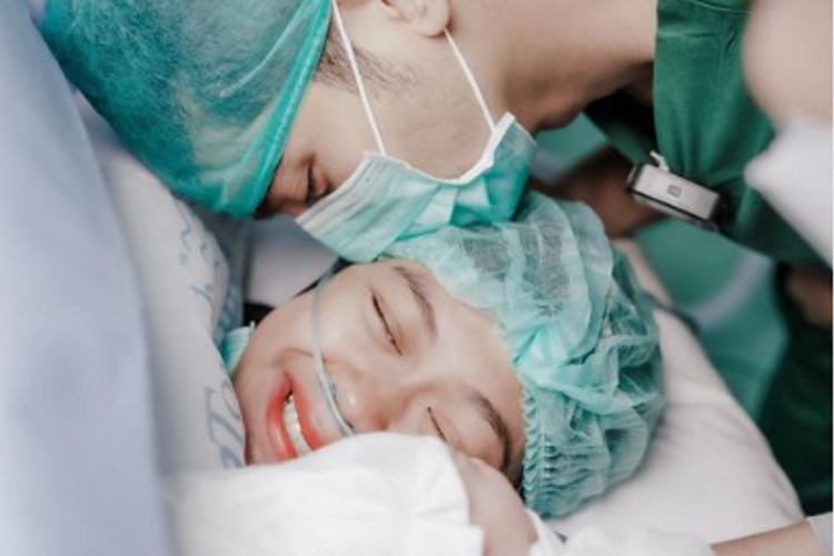 Selamat! Ini Dia Momen Haru Lahirnya ‘Baby R’ Anak Pertama Ria Ricis dan Teuku Ryan