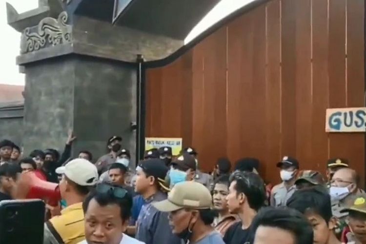 Padepokan Gus Samsudin di Blitar Didemo Warga dan Diminta Tutup, Reaksi Bingung Kades Rejowinangun Disorot