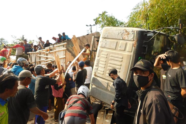 Truk Trailer Terguling Menimpa Mobil di Jember, 7 Penumpang Mobil Jadi Korban, 3 Meninggal