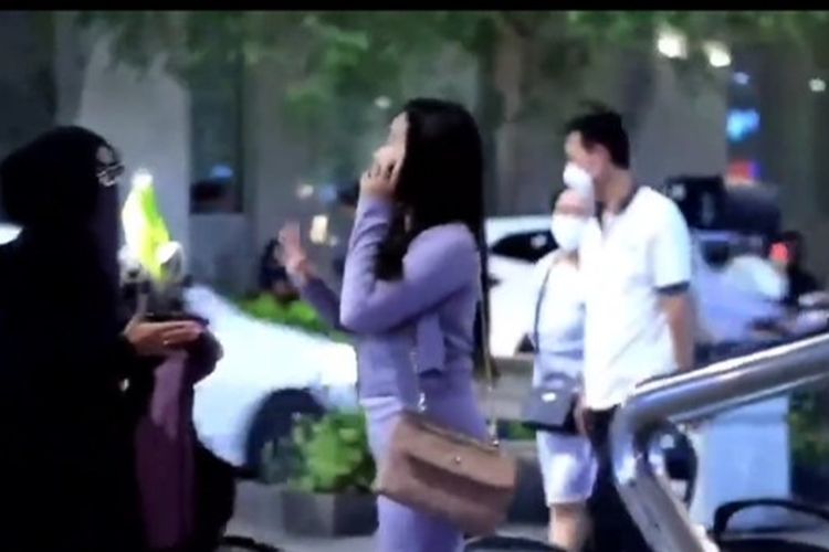 Video Viral Diduga Youtuber Memaksa Wanita Tutup Aurat, Begini Reaksi Para Warga Net